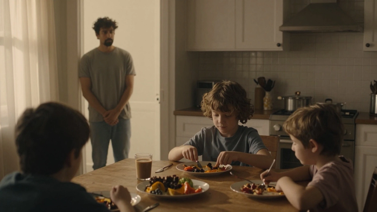 Ребёнок семь лет ест за столом, родитель наблюдает с двери утром, тёплый свет и спокойствие.