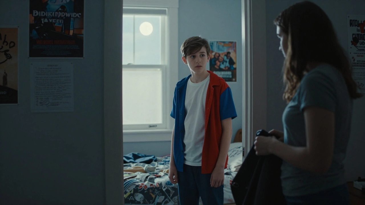 Подросток в дверном проёме, одет в необычную одежду, родитель стоит позади, лунный свет.