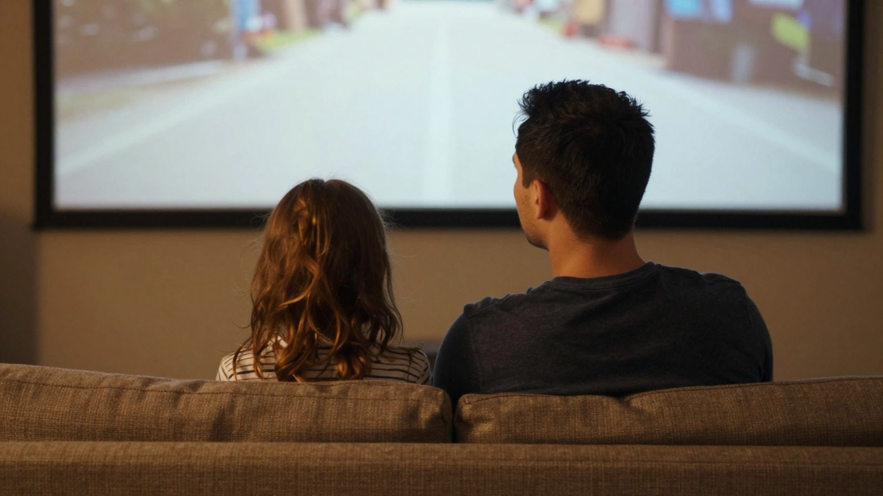 Отец и дочь сидят вместе на диване, молча смотрят фильм, свет от экрана освещает их лица.