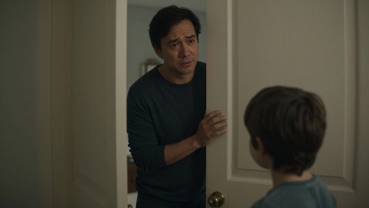 Родитель с честным, уставшим выражением лица смотрит на ребёнка, показывая эмоциональную искренность.