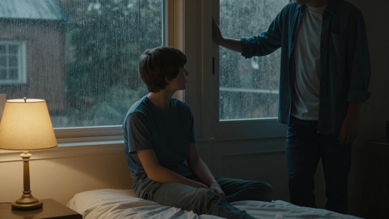 Подросток смотрит в окно, а отец стоит рядом в тишине, не говоря ни слова.