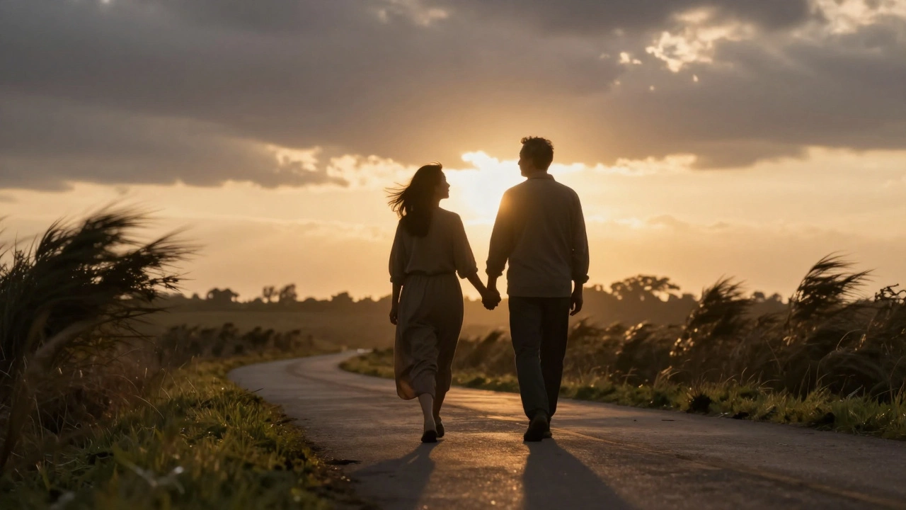 Силуэты пары держатся за руки на фоне меняющегося пейзажа дороги