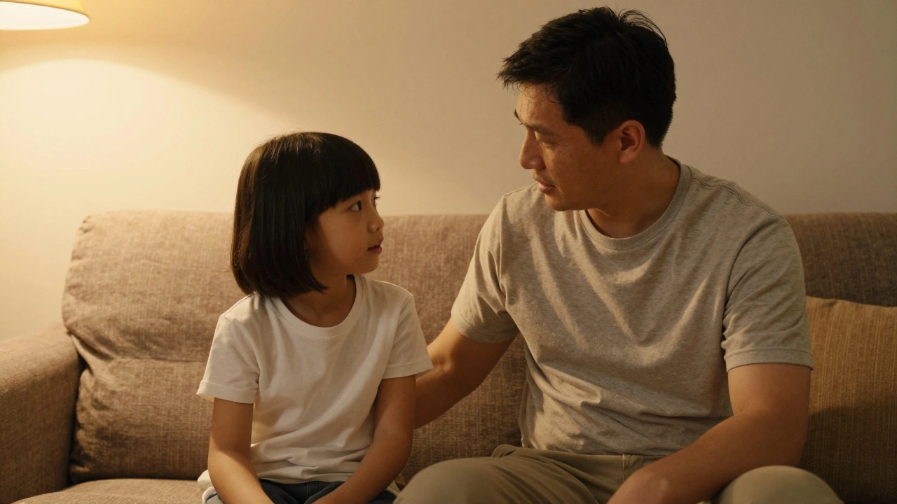 Родитель и ребенок спокойно разговаривают на диване в уютной домашней обстановке